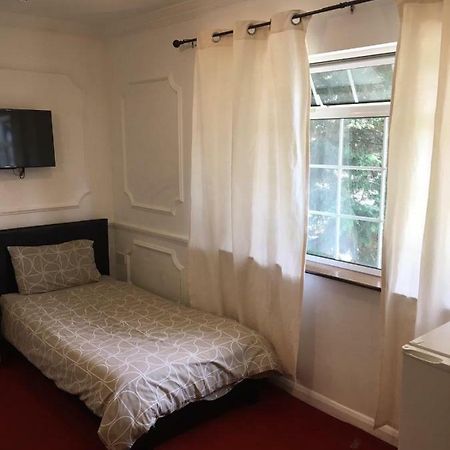 Hatfield Save-Money Rooms - 10Over10 For Price! Exterior photo