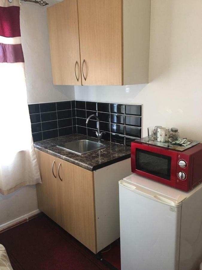 Hatfield Save-Money Rooms - 10Over10 For Price! Exterior photo