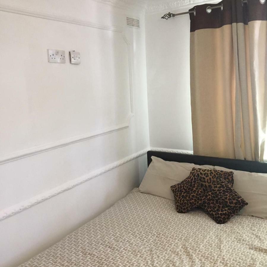Hatfield Save-Money Rooms - 10Over10 For Price! Exterior photo